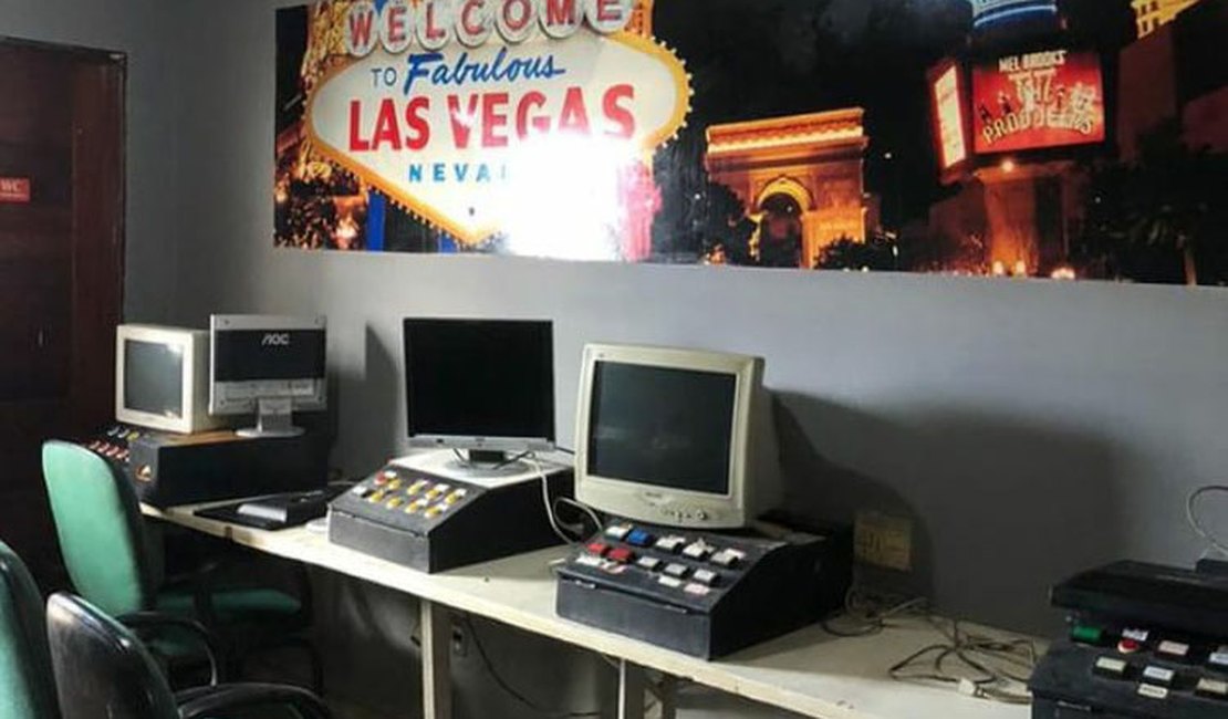 Polícia Civil fecha casa de jogos de azar e apreende 'caça-níqueis' em Maceió