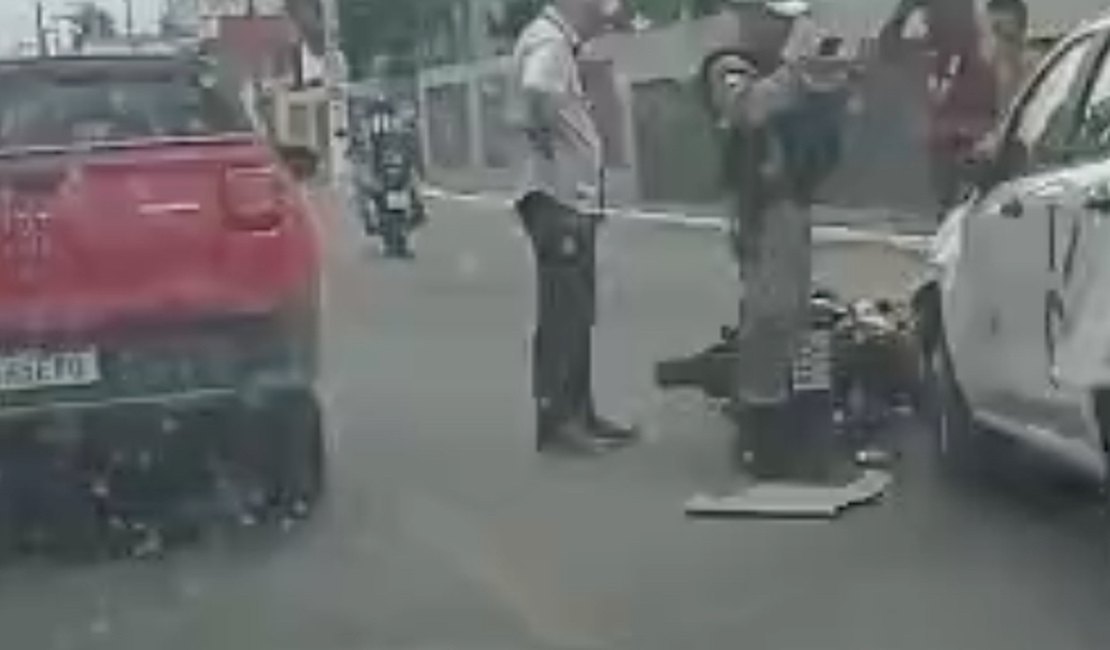 Acidente entre carro de empresa de telecomunicações e moto deixa ferido em Arapiraca