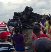 Caminhão tomba na BR-101 em Campo Alegre e motorista fica ferido