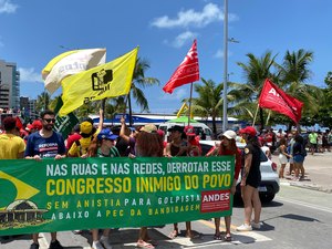 Protesto contra a PEC da Blindagem toma as ruas da orla de Maceió