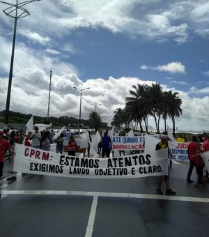 Manifestantes fazem ato em frente à sede da Braskem neste domingo