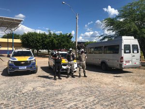 Polícia Rodoviária flagra van realizando transporte clandestino na BR 423