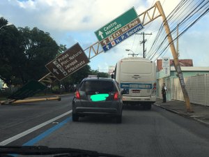 Queda de placa de trânsito causa transtornos para motorista na Av. Fernandes Lima 