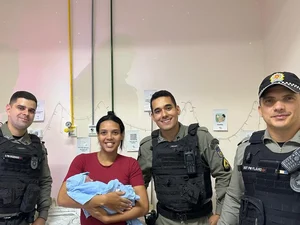 Policiais que ajudaram em parto na AL-115 reencontram mãe e recém-nascido