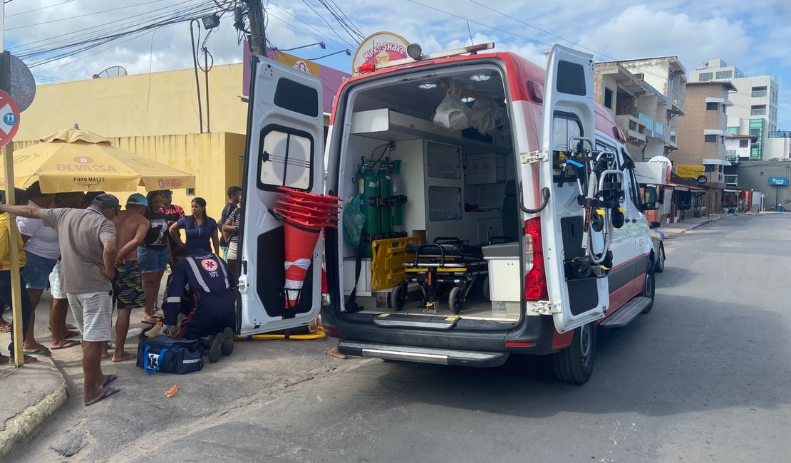 Colisão entre motos deixa jovem ferida na orla da Praia de Maragogi