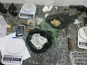 Quatro são presos e três menores apreendidos suspeitos de tráfico na Região Metropolitana