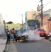 Carro pega fogo em rua do bairro Alto Cruzeiro, em Arapiraca