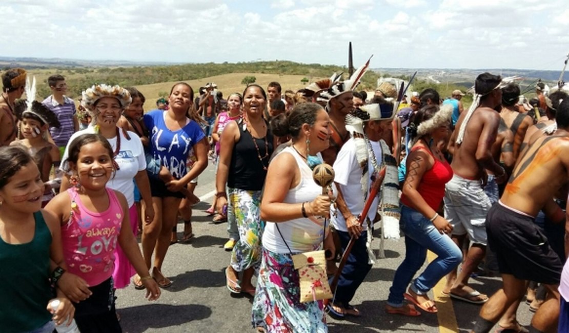 Índios voltam a interditar trechos de rodovias federais em Alagoas