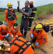 Mulher fica gravemente ferida após veículo despencar de ribanceira em Matriz de Camaragibe