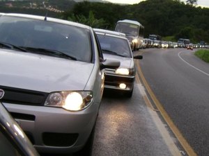 Lei do farol baixo faz lâmpada durar metade do tempo e complica troca