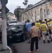 Colisão entre carros é registrada na Avenida da Paz, no bairro de Jaraguá