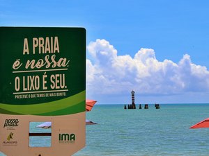 Projeto Nossa Praia mantém displays de distribuição de sacolas e recolhimento de resíduos sólidos