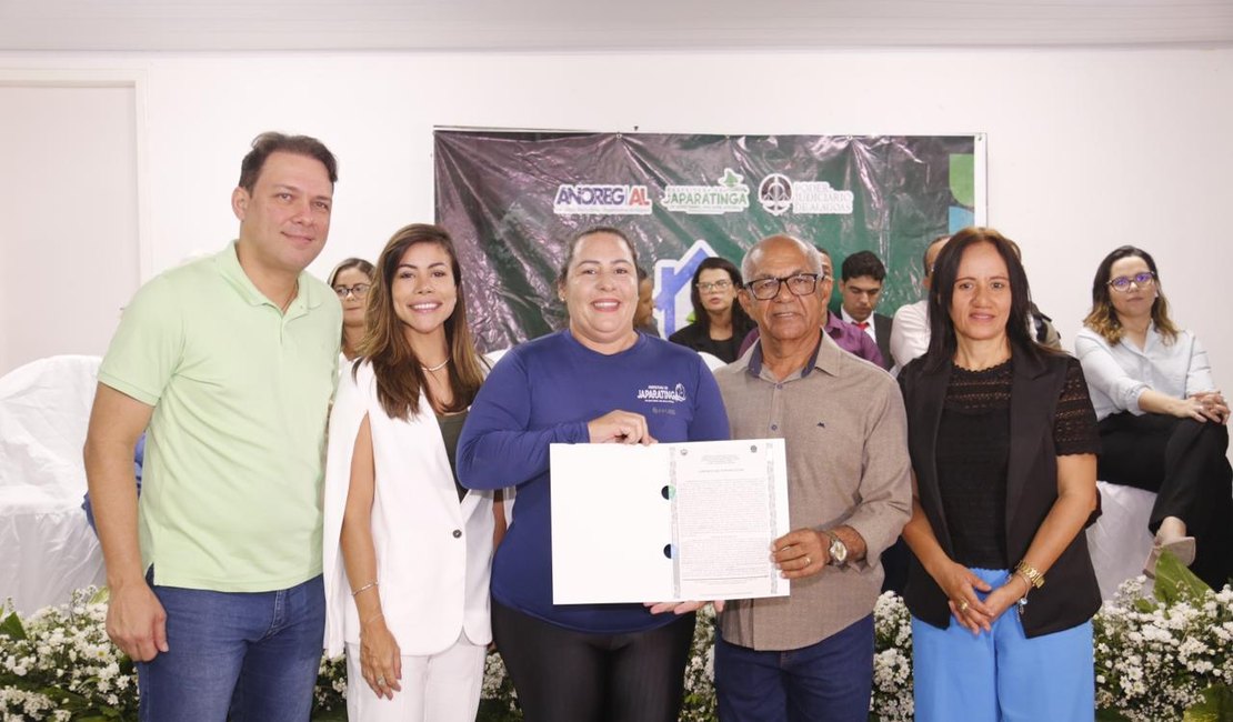 [Vídeo] Famílias de baixa renda recebem títulos de imóveis em Japaratinga