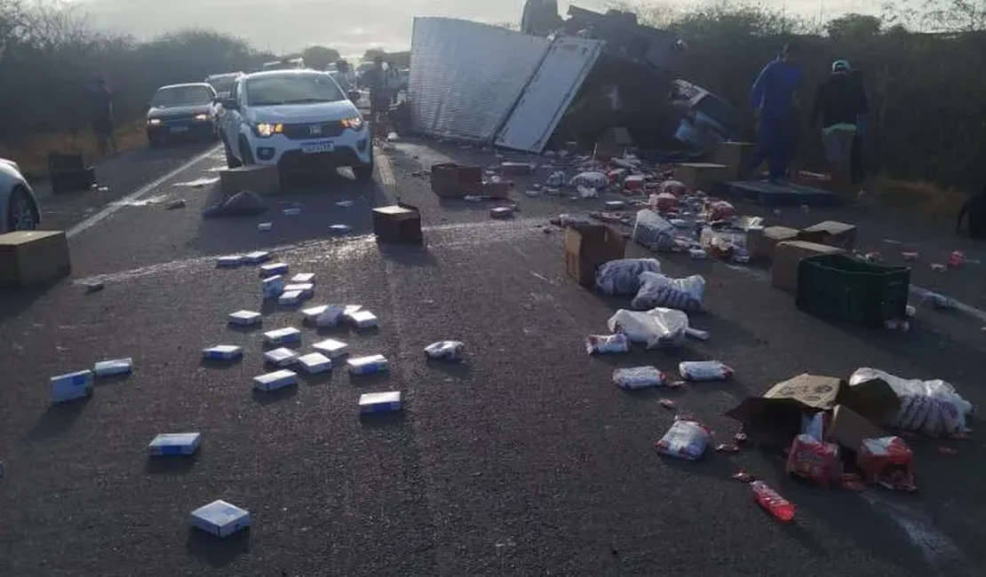 Colisão entre caminhões e carros deixa mortos e paralisa trânsito na BR-320, na Paraíba