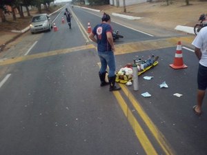 Motociclista embriagado provoca colisão traseira em veículo do Samu