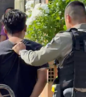 Homem é preso suspeito de agredir os próprios pais com chave em Maceió