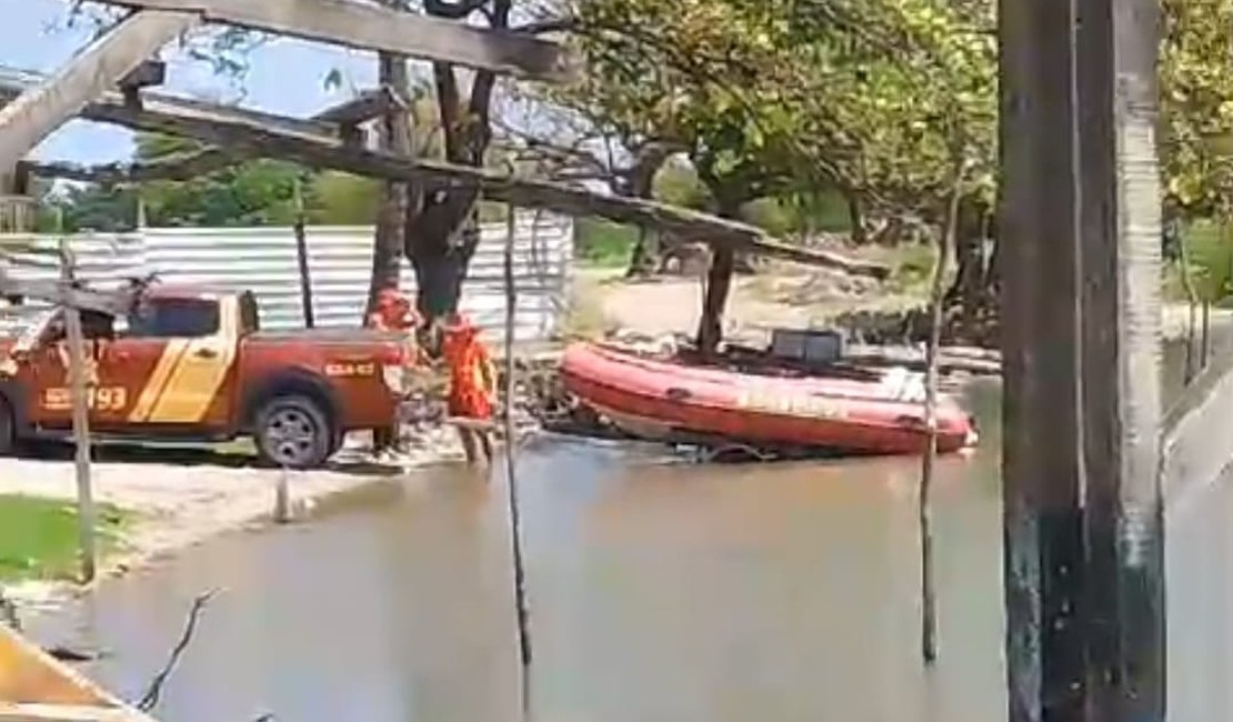 Bombeiros realizam buscas por corpo na Lagoa Mundaú