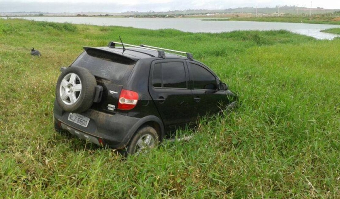 Carro é abandonado em lama na Perucaba