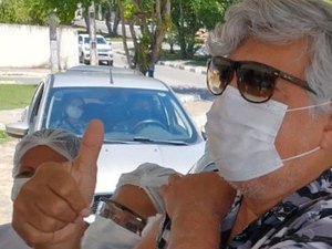 Sidney Magal é vacinado contra covid e celebra na web: 'Viva o SUS'
