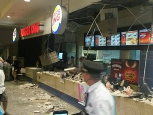 Teto da Burger King desaba e deixa seis feridos em shopping