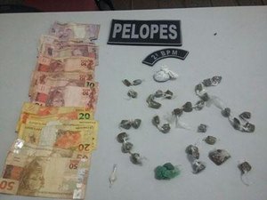 Denúncia anônima aponta venda de drogas em casa abandonada; um suspeito foi preso