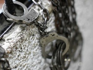 Padrasto de menino achado morto em freezer em 2015 é preso com cocaína