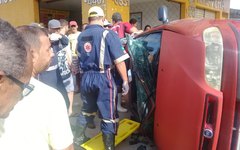 Motorista perde controle  da direção e capota veículo em Arapiraca 