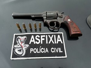 Jovem é preso com revólver e munições em apartamento na Serraria