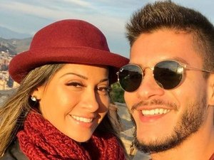 Mayra Cardi volta a expor Arthur Aguiar em stories no Instagram