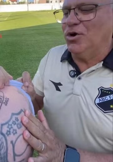 Torcedor do ABC tatua autógrafo do técnico Waguinho Dias após acesso