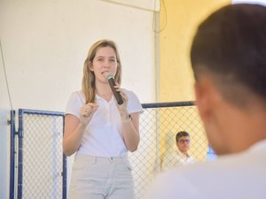 Deputada Cibele Moura visita escola em Ouro Branco e conversa com alunos sobre o Agosto Lilás