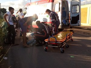 Moto cai em buraco da Casal e duas pessoas ficam feridas em Arapiraca