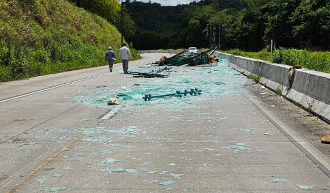 Carga de vidros cai de caminhão e ocupa parte de rodovia em Flexeiras