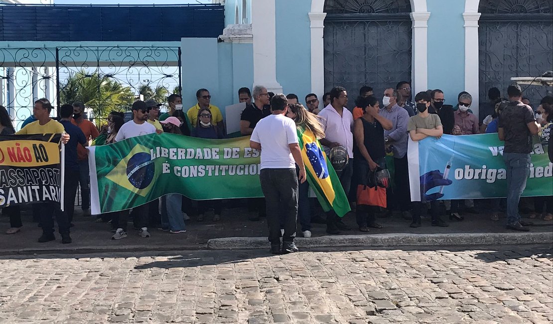 Movimento ocorrido na frente da Câmara diz não ser contra vacinas