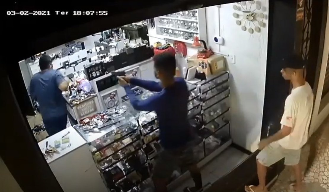 [Vídeo] Circuito de segurança flagra dupla tentando assaltar loja no Centro de Arapiraca