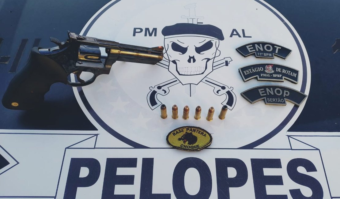 Polícia prende homem após localizar arma de fogo dentro de bolsa infantil, em Penedo
