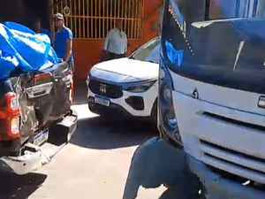 [Vídeo] Ônibus bate em carro e deixa trânsito lento no bairro da Jatiúca, em Maceió