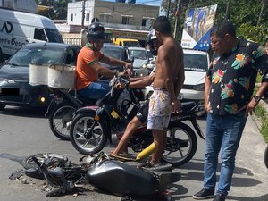 Homem morre e outro fica inconsciente após colisão entre moto e ônibus escolar