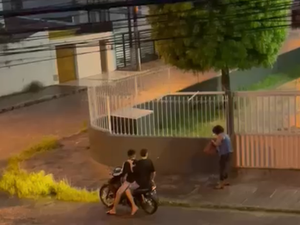 Dupla em motocicleta assalta pedestre no Santo Eduardo, em Maceió