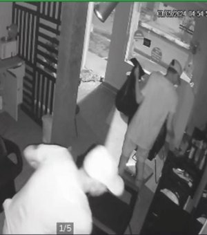 [Vídeo] Câmera de segurança flagra arrombamento e furto em estabelecimento na Ponta Verde