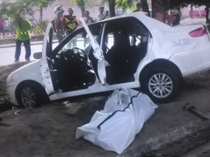 Taxi com quatro pessoas colide contra árvore e uma passageira morre