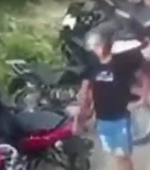 Câmeras flagram homens furtando motos na praia do Francês