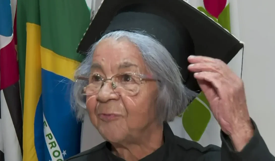 Aos 83 anos, idosa se forma na EJA e sonha em fazer faculdade