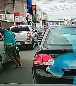 [Vídeo] Homem dá facadas em taxista no Tabuleiro dos Martins