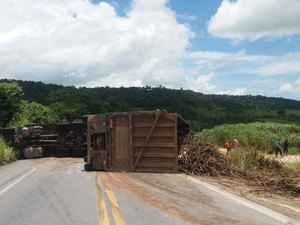 Veículo de carga tomba e interdita BR-104, altura do município de Pilar 