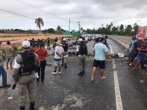 Moradores da Barra Nova protestam e bloqueiam parte da AL-101 Sul