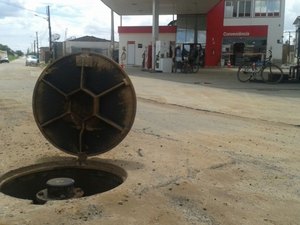 Reparo em válvula de rede da Casal deixa bairros da parte alta de Arapiraca sem água