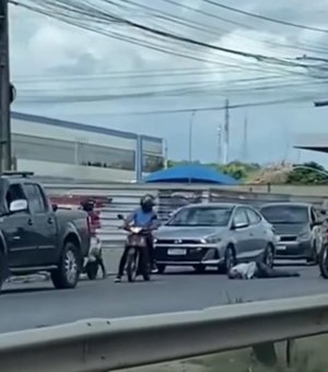 Carro atropela idoso e colide contra outro veículo na AL-220, em Arapiraca