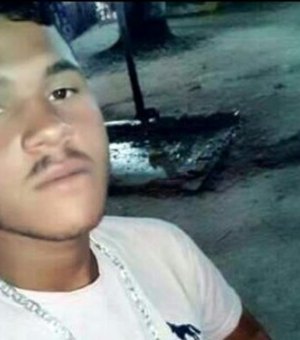Jovem é assassinado a tiros enquanto conversava com amigos em praça 