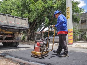 Mais de 100 ruas são beneficiadas com operação tapa-buraco